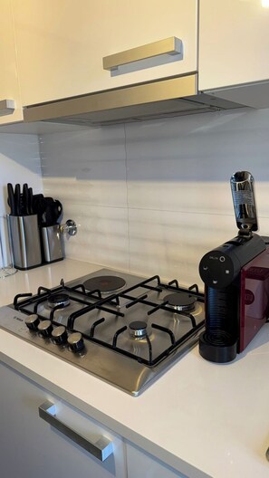 Fridge, microwave, oven, stovetop - Capuchos Glam Lounge (Costa da Caparica)