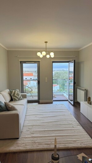 TV - Capuchos Glam Lounge (Costa da Caparica)