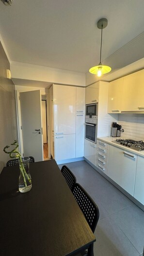 Fridge, microwave, oven, stovetop - Capuchos Glam Lounge (Costa da Caparica)