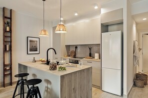 Fridge, oven, stovetop, dishwasher