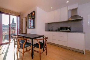 Dining - Designer Duplex Stay Near Clérigos by HostWise (Porto)