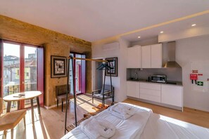 1 bedroom, travel cot, WiFi, bed sheets - Artistic Studio Escape | Balcony by HostWise (Porto)