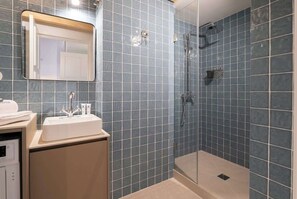 Een douche, een haardroger, handdoeken, shampoo