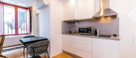 Réfrigérateur, micro-ondes, plaque de cuisson, grille-pain