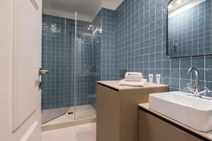 Dusche, Haartrockner, Handtücher, Shampoo
