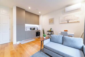 Smart TV - Bright & Cozy Flat w/ Balcony by Host Wise (Guimarães)