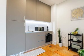 Fridge, microwave, oven, stovetop - Bright & Cozy Flat w/ Balcony by Host Wise (Guimarães)