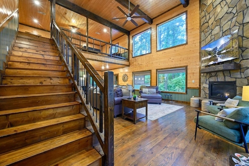 BirchSquatch · Heated Pool: Putt-Putt, Gameroom, Playset, Sleeps 24!