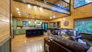 Älytelevisio, takka, videopelejä, pöytäjalkapallopöytä