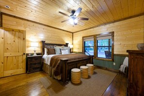 6 室のベッドルーム、デスク、アイロン / アイロン台、旅行用ベビーベッド