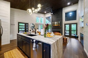 冷蔵庫、電子レンジ、オーブン、コンロ