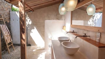 Douche, bidet, serviettes fournies, savon