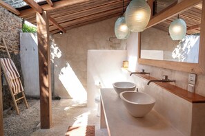 Bruser, bidet, håndklæder, Sæbe