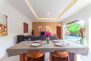 Khu vực ăn uống tại phòng