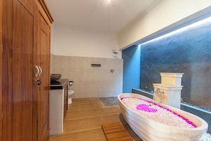 Signature Villa | Bathroom | Hair dryer, towels, soap, shampoo