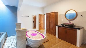 Une salle de bain avec une baignoire sur pieds, des meubles en bois et un miroir.