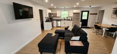 “The Beagle” - Entire House Near Airport & CBU