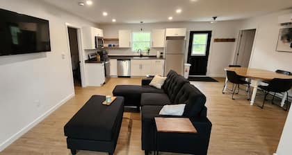 “The Beagle” - Entire House Near Airport & CBU