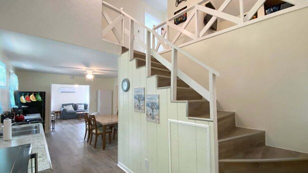 Interior - 4 Miles to the Beach and Minutes to Sportsplex and Shopping. RV Hookup (Gulf Shores)