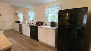Coffee/tea maker, fridge, microwave, oven - 4 Miles to the Beach and Minutes to Sportsplex and Shopping. RV Hookup (Gulf Shores)