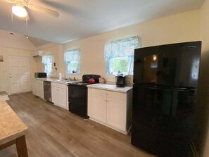 Private kitchen - 4 Miles to the Beach and Minutes to Sportsplex and Shopping. RV Hookup (Gulf Shores)