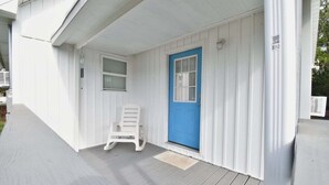 Terrace/patio - 4 Miles to the Beach and Minutes to Sportsplex and Shopping. RV Hookup (Gulf Shores)