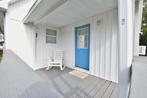 Terrace/patio - 4 Miles to the Beach and Minutes to Sportsplex and Shopping. RV Hookup (Gulf Shores)
