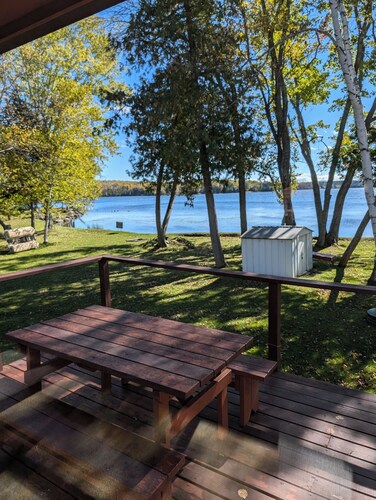 Cozy Lakefront Cottage in Lakefield with Bunkie