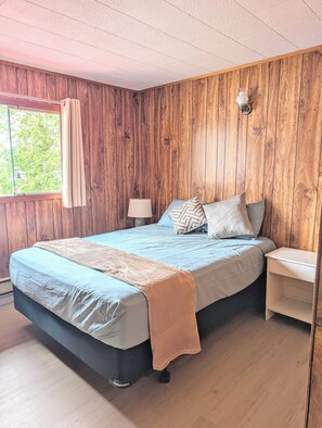 4 bedrooms, desk, free WiFi, bed sheets