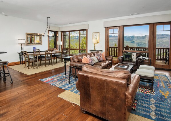 Luxury Condo, 4 Bedrooms, Mountain View | Living area