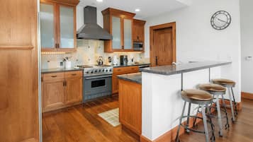 Luxury Condo, 4 Bedrooms, Mountain View | Private kitchen