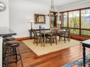 Condo luxueux, 4 chambres, vue sur la montagne | Repas dans la chambre