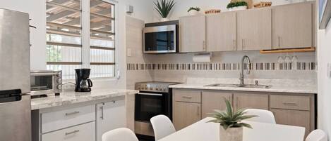 ميكروويف، موقد طهي مسطح، ماكينة لصنع القهوة/الشاي