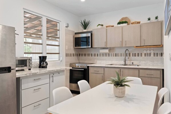 Micro-ondes, plaque de cuisson, cafetière/bouilloire