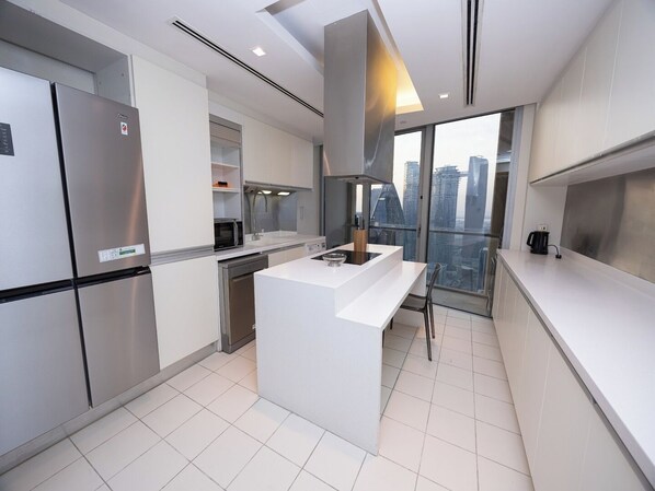 Réfrigérateur, micro-ondes, four, plaque de cuisson