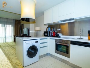 Fridge, microwave, oven, stovetop - Bright and Breezy Studio (Dubai)