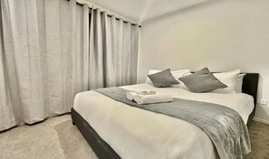 Family House, Balcony - Luxury Living in a New Terrace House (Auckland)