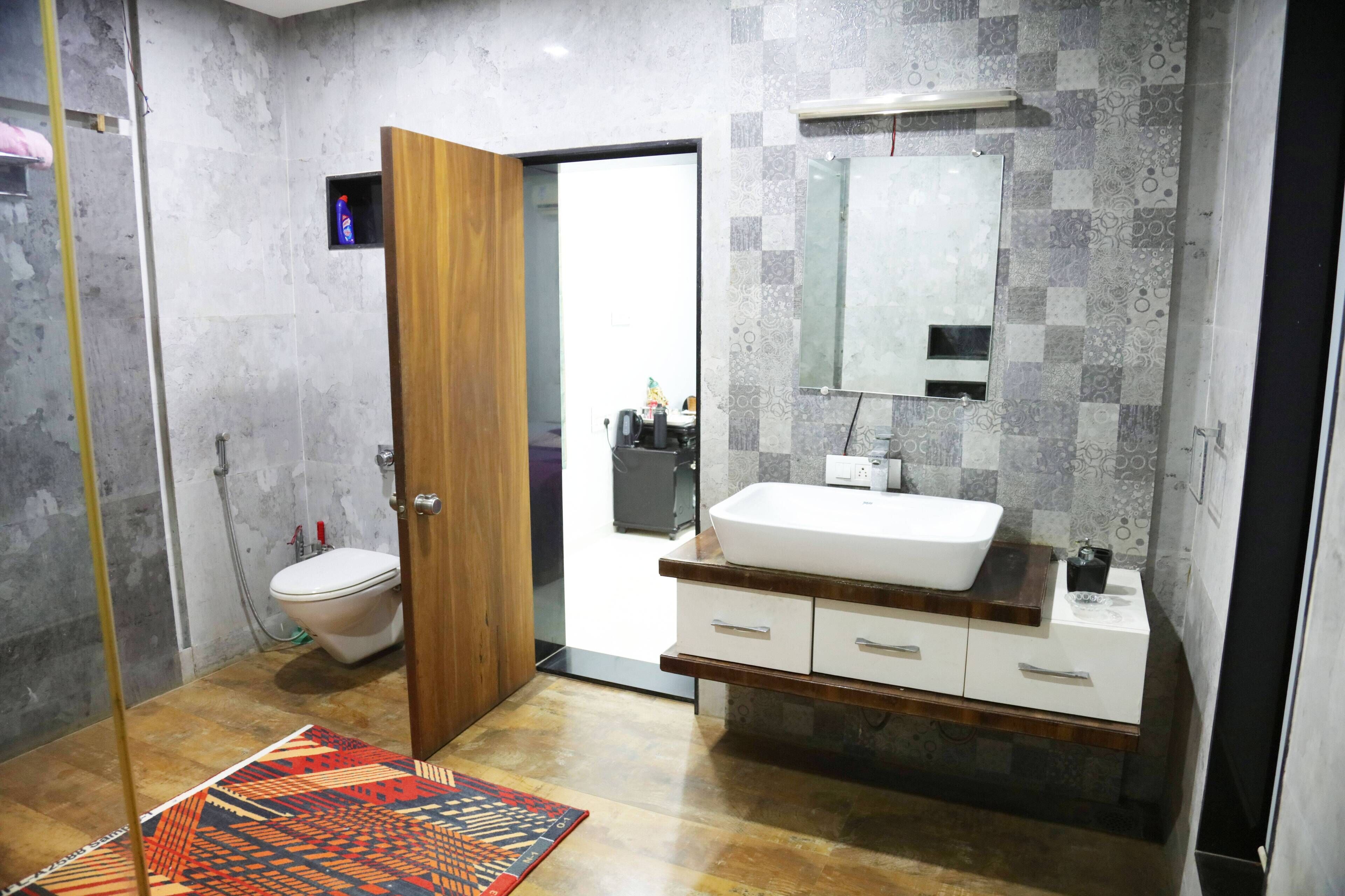 Regadera, amenidades de baño gratuitas, secadora de cabello, toallas 