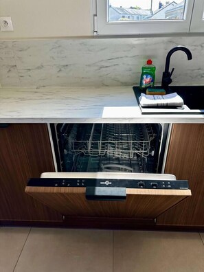 Réfrigérateur, plaque de cuisson, cafetiÚre/bouilloire