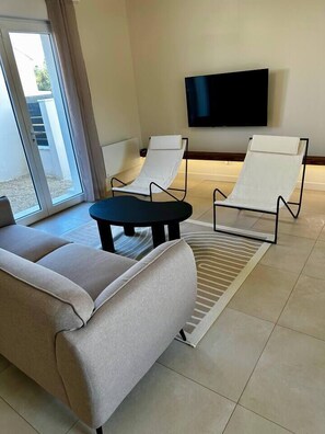 TV - Contemporary house St léonard (Angers)