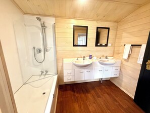 Ducha, artículos de tocador ecológicos, secador de pelo, toallas