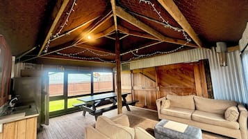 Smart TV, fireplace, stereo