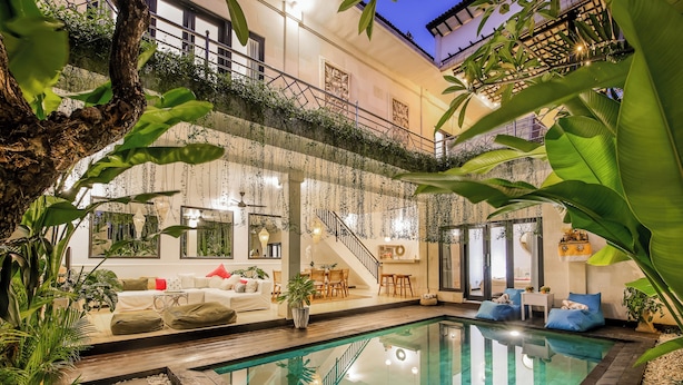 A pool area with a staircase, seating, and plants. - Villa Mandari (Seminyak)