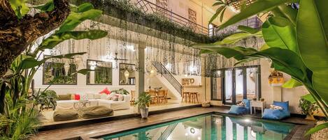 Una piscina al aire libre, tumbonas
