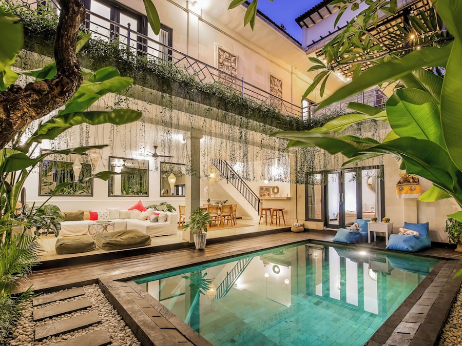 Una piscina al aire libre, sillones reclinables de piscina