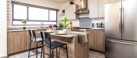 Een koelkast, een microgolfoven, een oven, een kookplaat