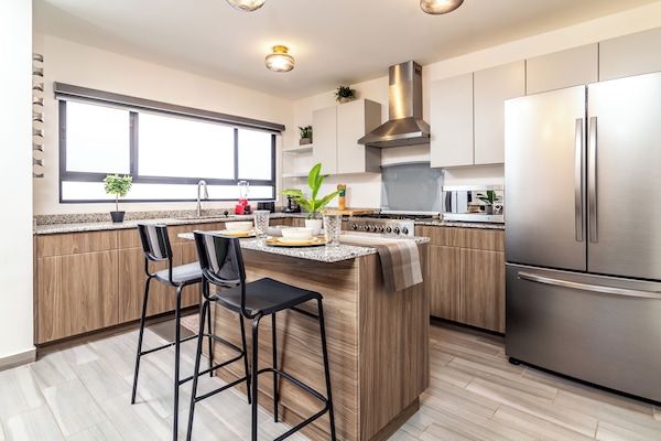 Kjøleskap, mikrobølgeovn, ovn og kokeplater