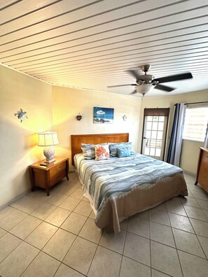 4 chambres, bureau, fer et planche à repasser, lit de bébé portatif