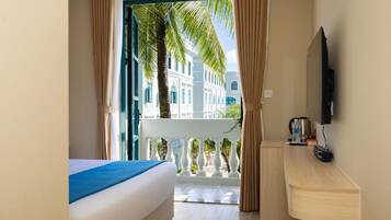 Deluxe Room, 1 King Bed, Balcony | Desk, free WiFi, bed sheets