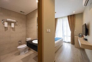 Deluxe Room, 1 King Bed, Balcony | Bathroom